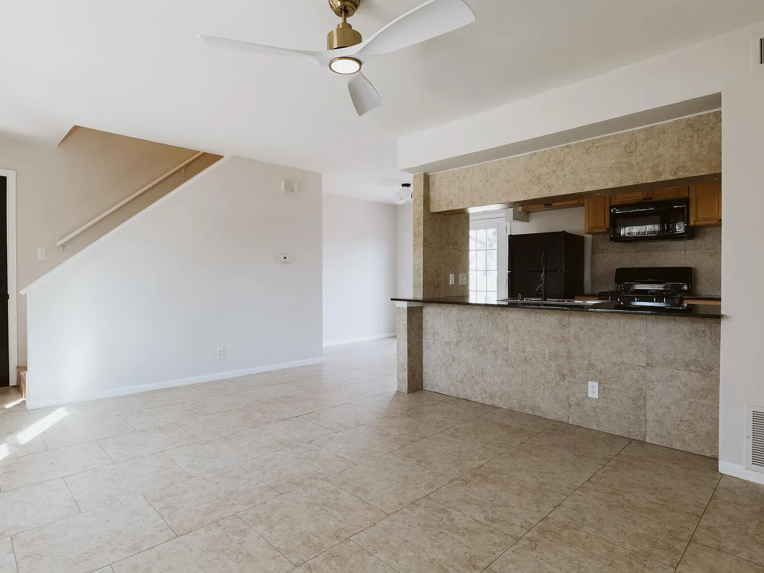 2 bed, 1.5 bath, 950 sqft, $1,600 — Photo 4