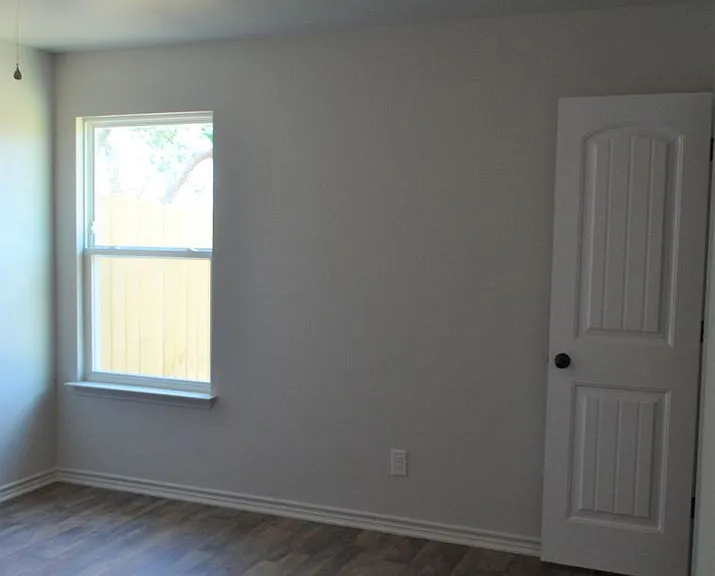 1826 Castroville Tr — Photo 13