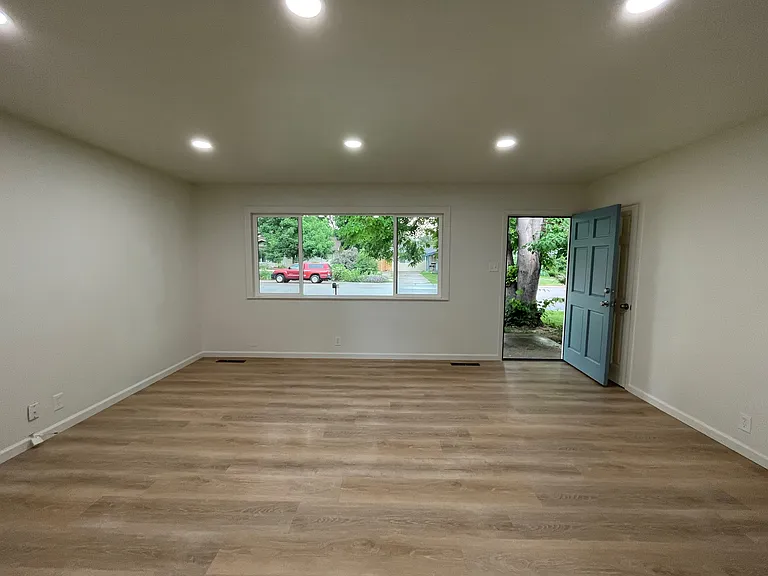 2405 Tamarac Dr — Photo 3