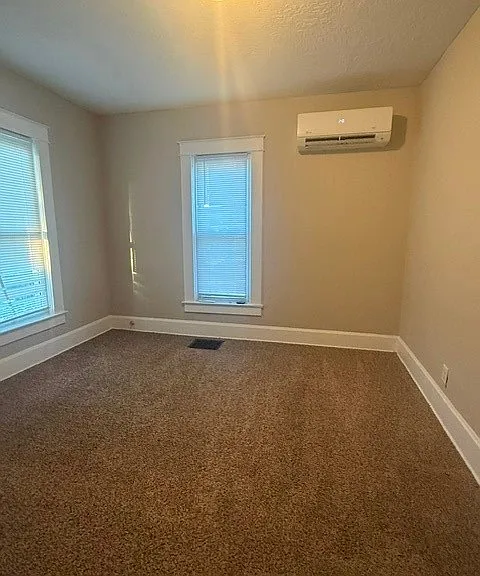 409 W Walnut St — Photo 12