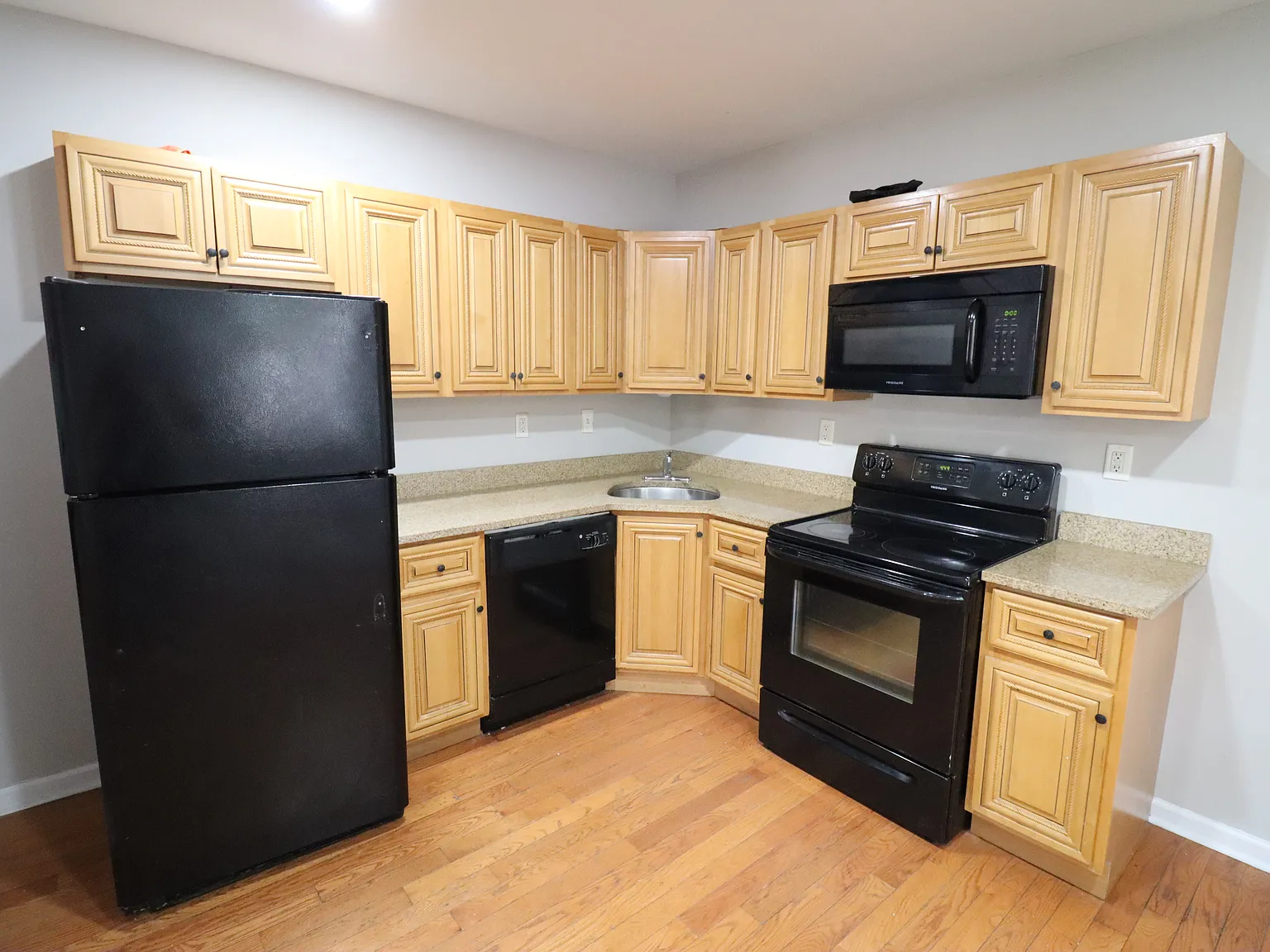 5 bed, 1200 sqft, $650 — Photo 3