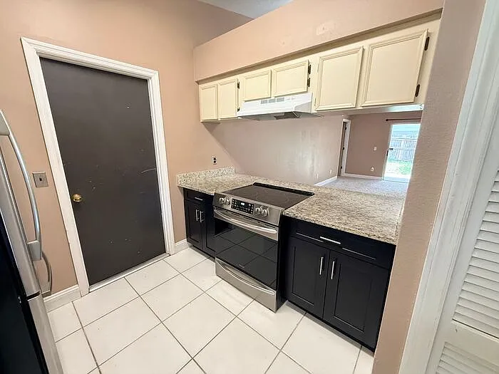 3 bed, 2.0 bath, 1228 sqft, $1,995 — Photo 3