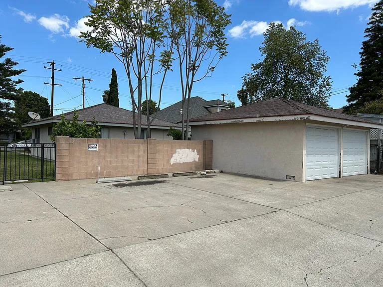 610 E Palmyra Ave — Photo 18
