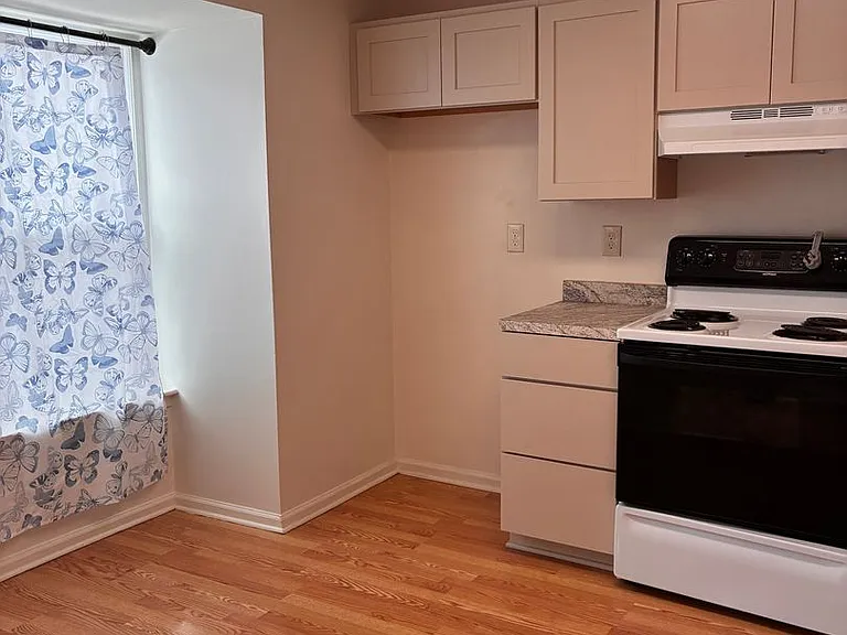 1250 Independence Sq — Photo 3