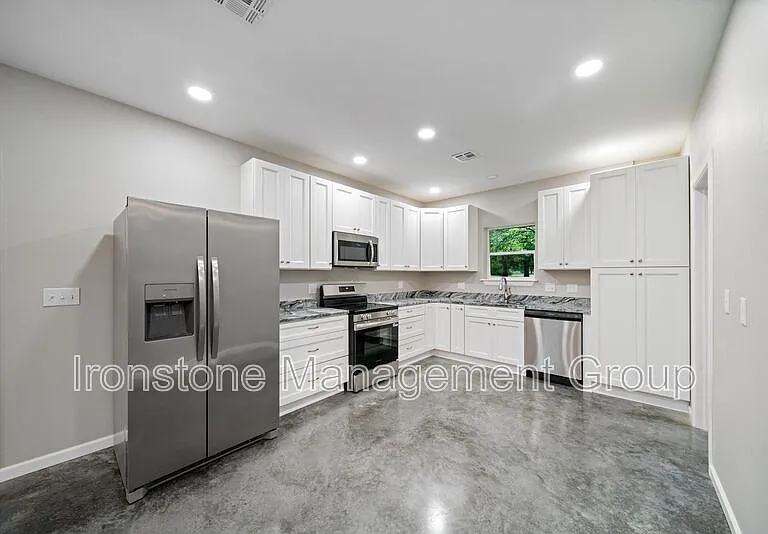 848 S Pine St — Photo 4
