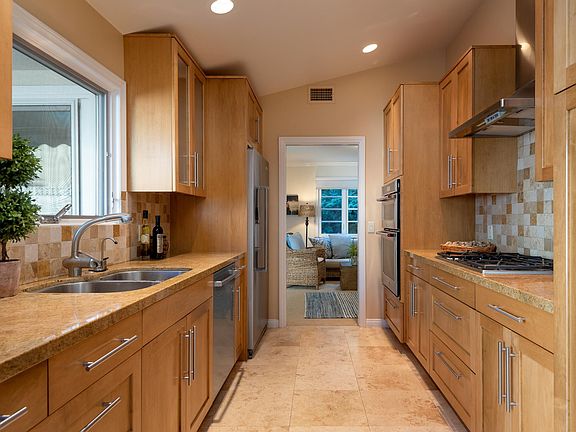 4th image of 4561 Carriage Hill Dr