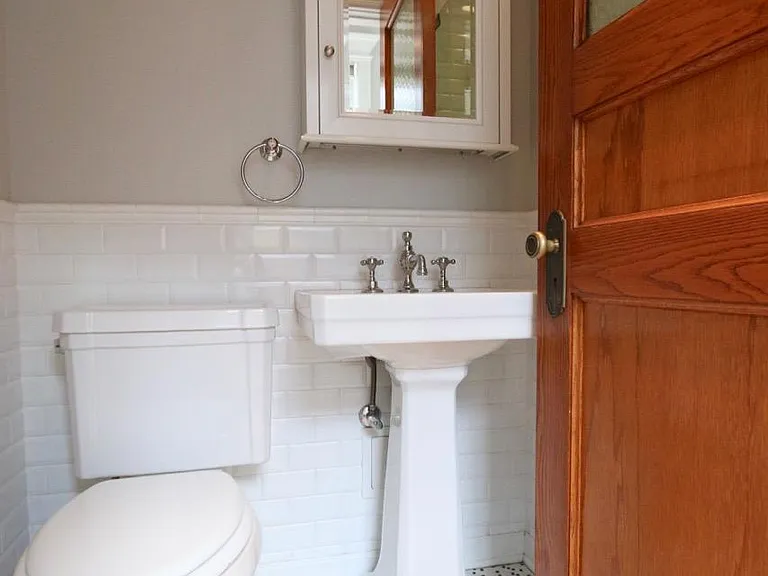 Hall bath (with shower)