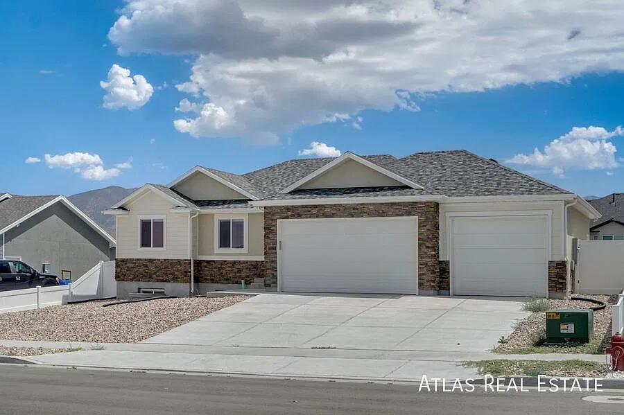 Discover Your Dream Home In Tooele! | Gorgeous 3bd/2bth | Available Now! — Photo 4