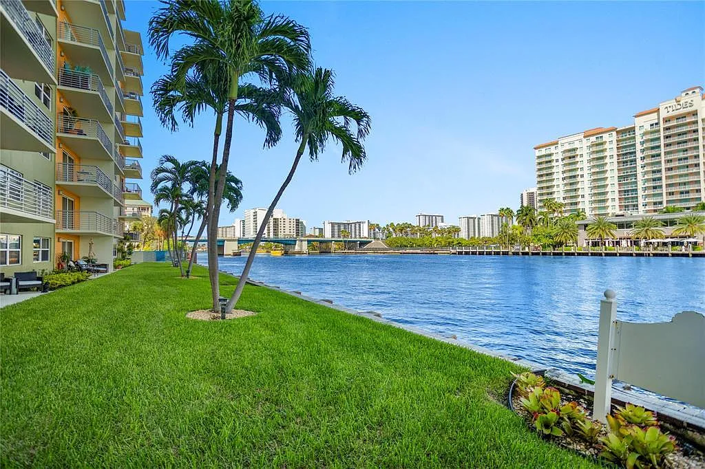 2 bed, 2.0 bath, 1040 sqft, $3,200 — Photo 1
