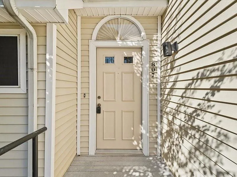 2 bed, 2.5 bath, 1512 sqft, $1,750 — Photo 2