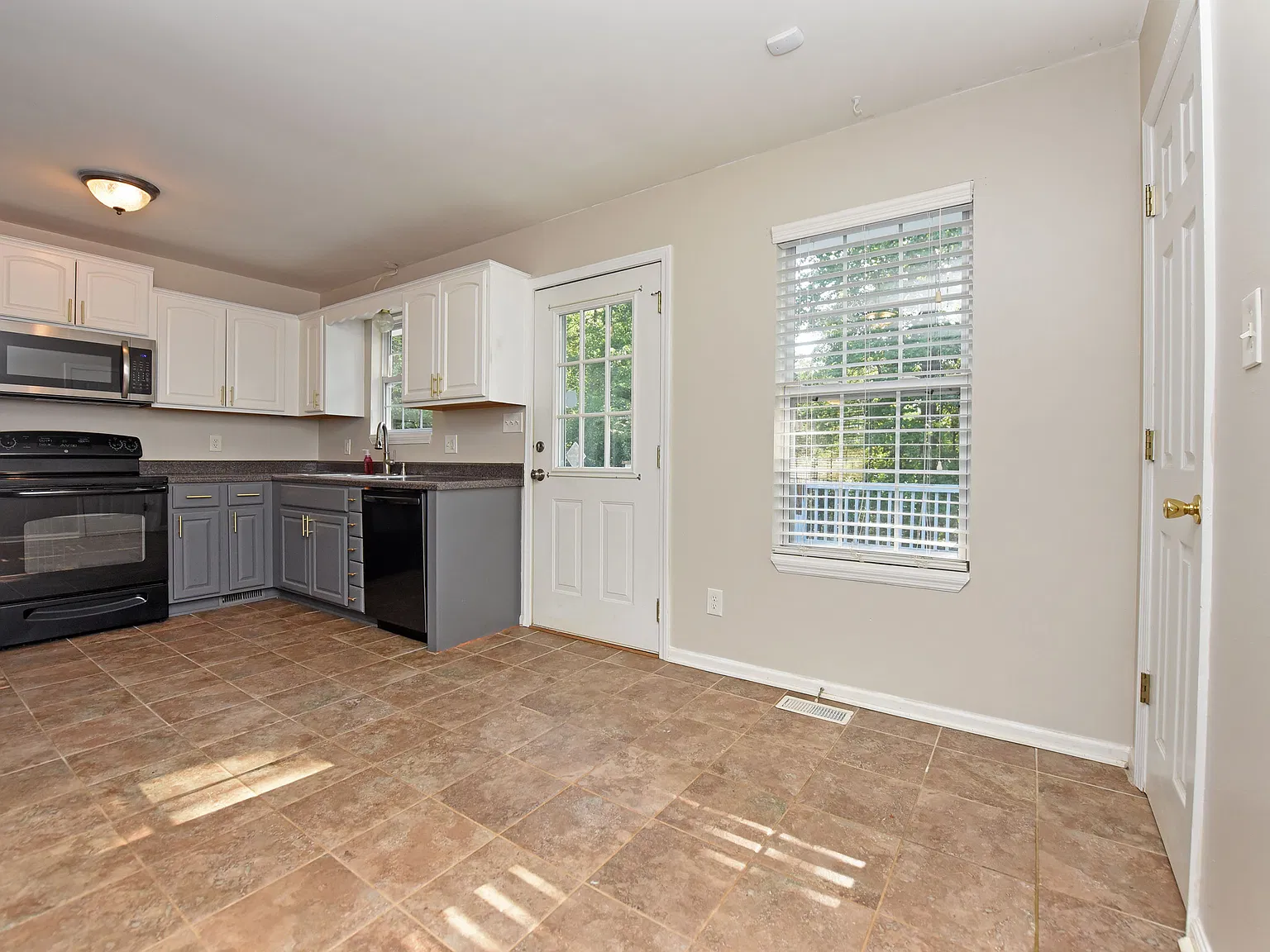 3 bed, 1456 sqft, $2,200 — Photo 4