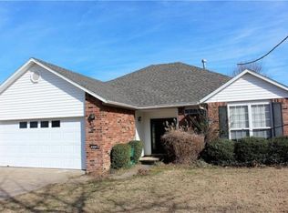 834 S Colonial Dr, Fayetteville, AR 72701