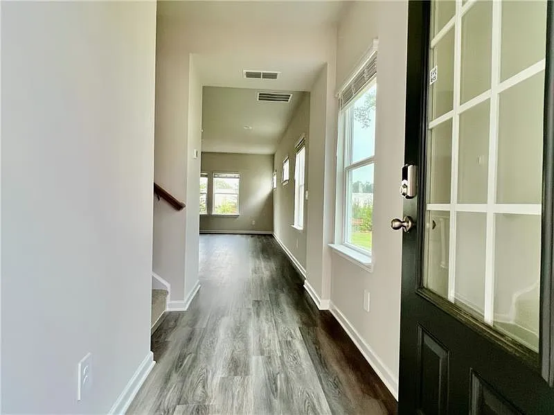3 bed, 2165 sqft, $2,800 — Photo 3