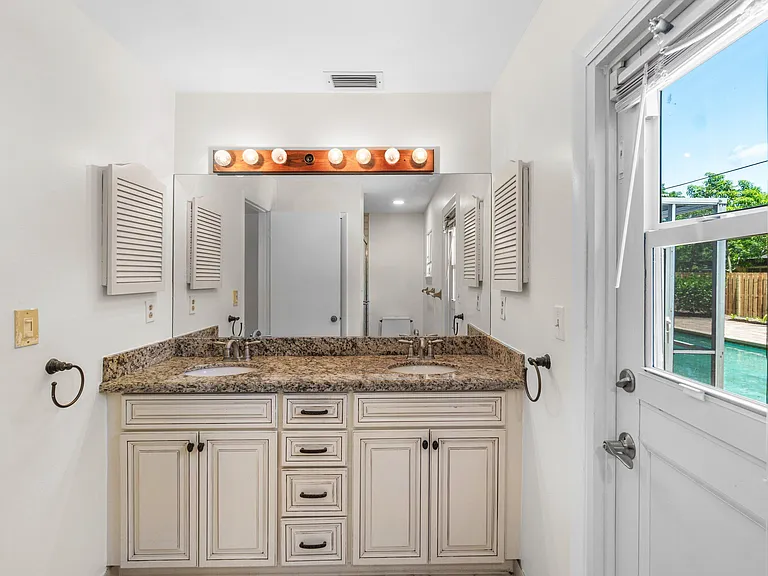 1051 SW 21st St — Photo 33