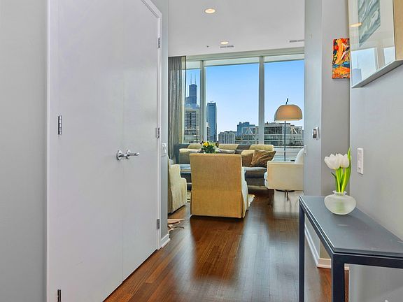 5th image of 500 W Superior St Unit 2011