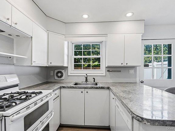 5th image of 22 Half Moon Pond Road