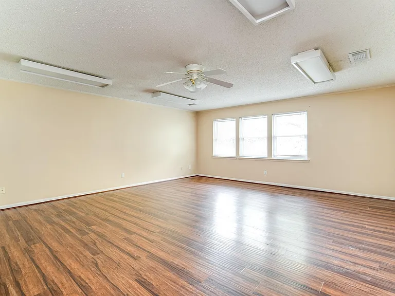 3927 Pleasant Valley Dr — Photo 38