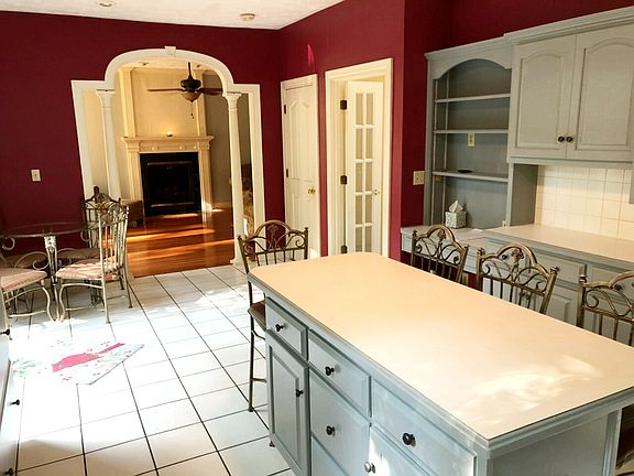 Large island w/ 4 chairs