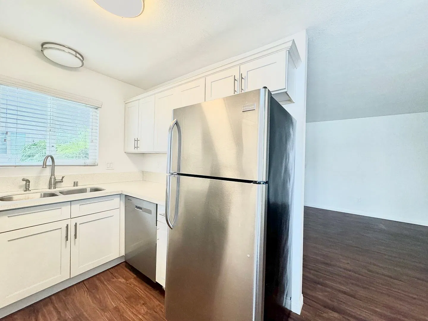 4322 Van Dyke Avenue — Photo 2