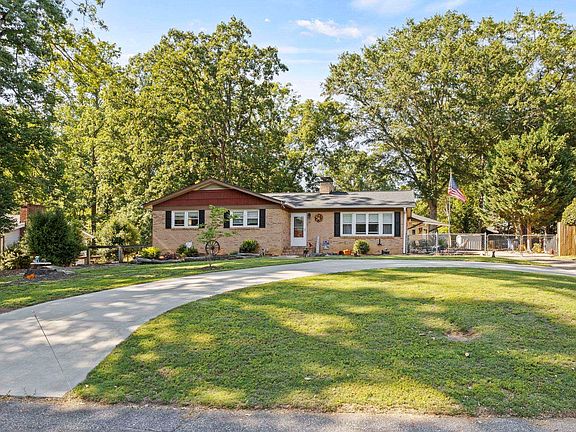 3rd image of 111 Forestdale Dr