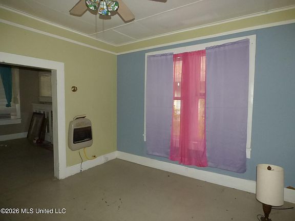 5th image of 215 Thompson St