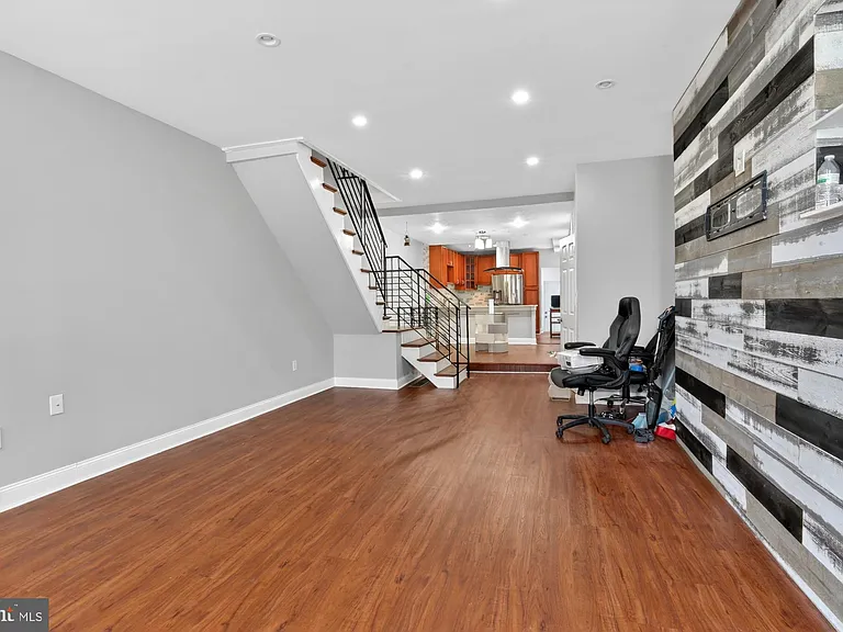 2319 E Somerset St — Photo 3