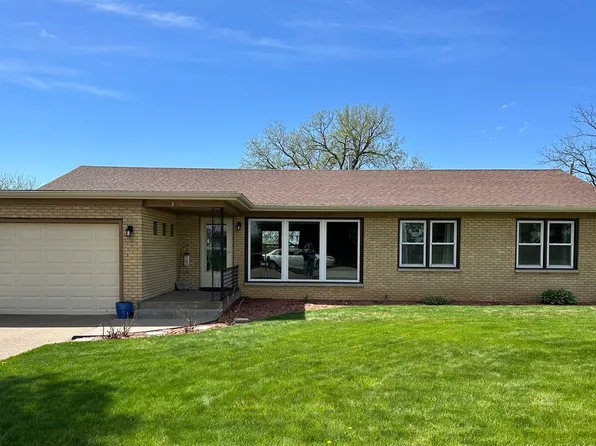3806 Eagle Heights Dr, Clinton, IA 52732