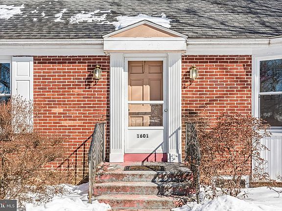 3rd image of 1601 Woodcrest Rd