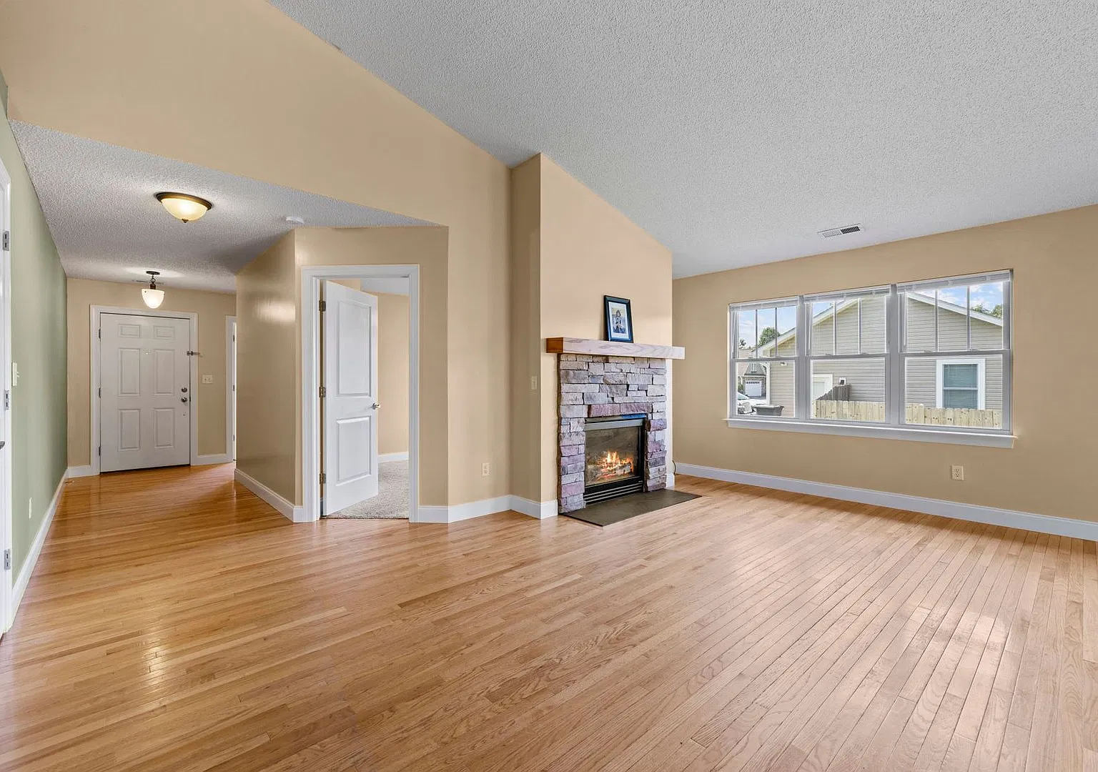 Delightful 3-Bedroom, 2-Bathroom with Fenced-In Yard in Etwoah — Photo 4