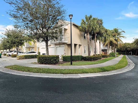 2nd image of 10701 NW 75th Ln