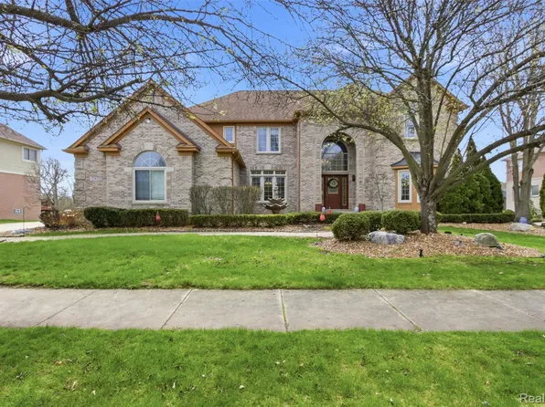 2935 Ivy Hill Dr, Commerce Township, MI 48382