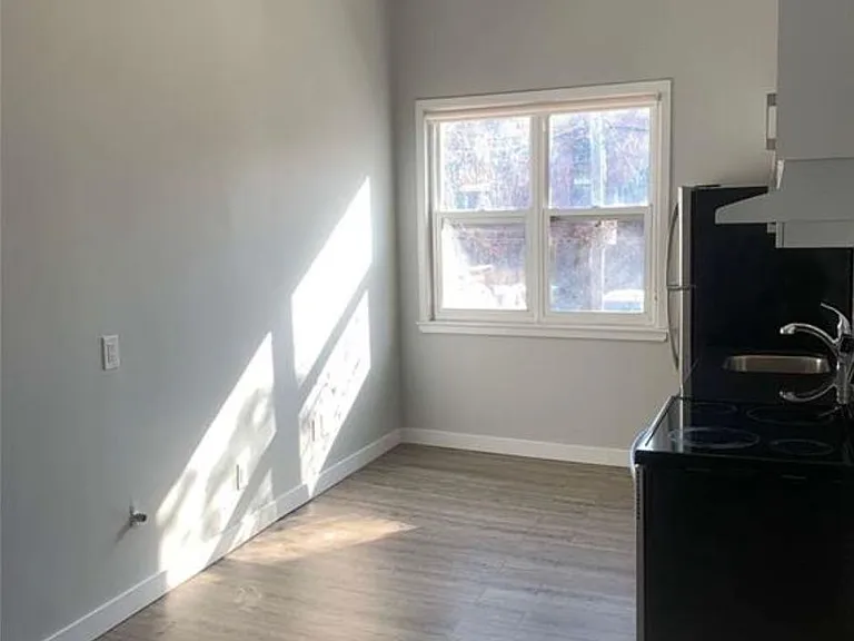 205 Gerrard St E #3 — Photo 4
