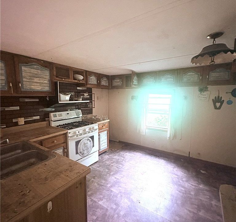 7th image of 139 Dakota Dr