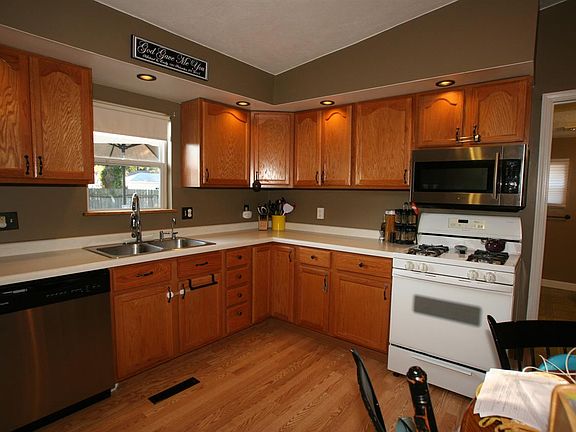 3rd image of 909 Elizabeth St