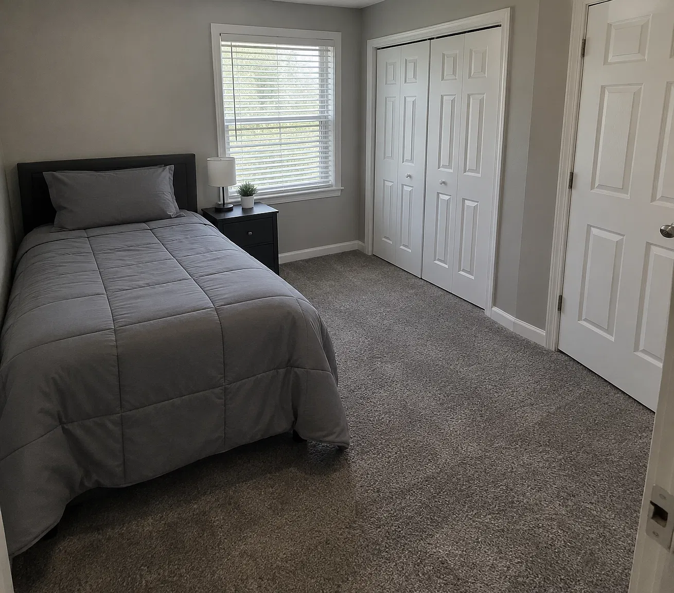 5 bed, 1.5 bath, 950 sqft, $1,000 — Photo 2