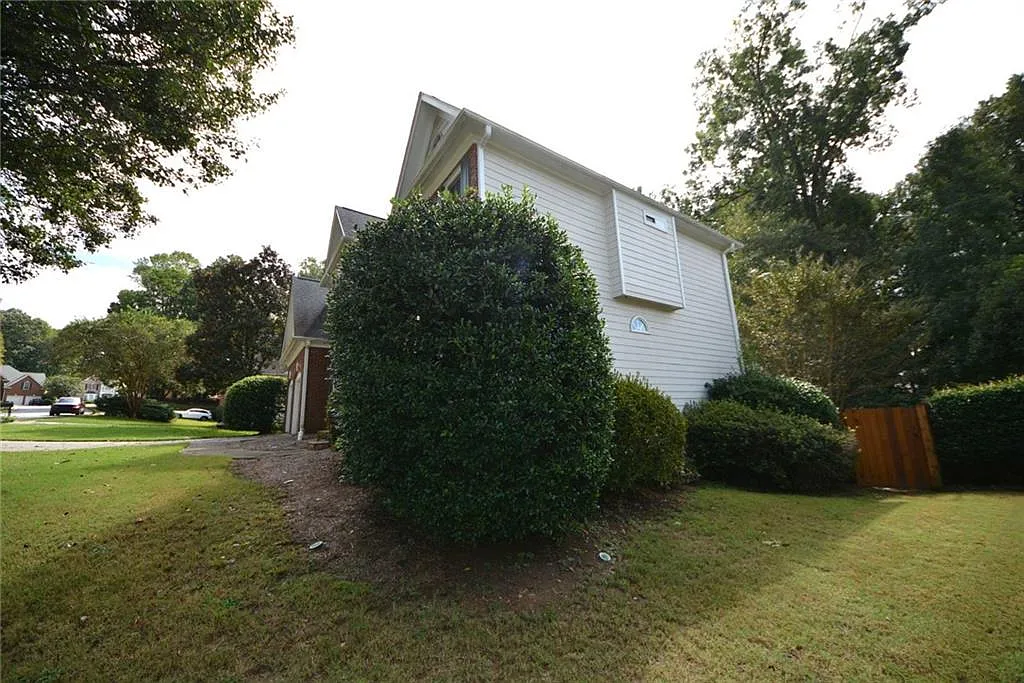 5 bed, 3.0 bath, 2976 sqft, $3,200 — Photo 4