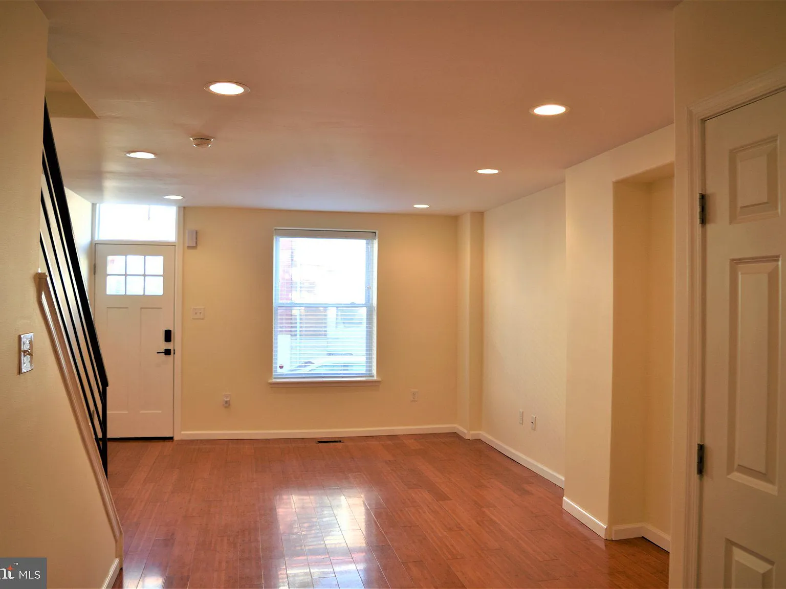 3 bed, 1.0 bath, 996 sqft, $1,750 — Photo 3