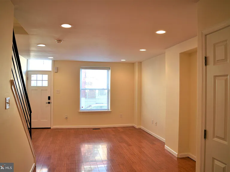2132 Sigel St — Photo 3