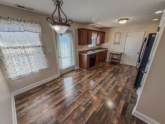 5th image of 372 Hilton Way