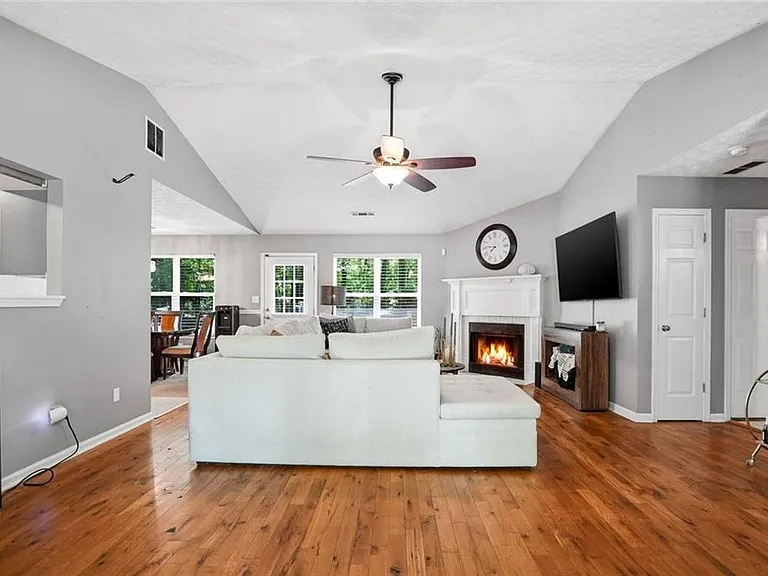131 Homestead Way — Photo 3