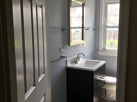 4th image of 104 W Girard Blvd