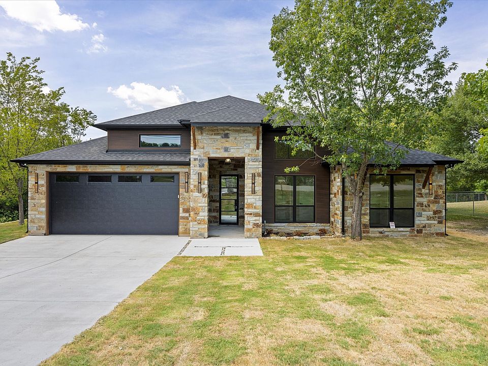 1st image of 210 Knob Hill Dr