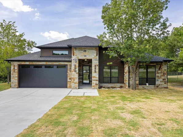 210 Knob Hill Dr, Granbury, TX 76048