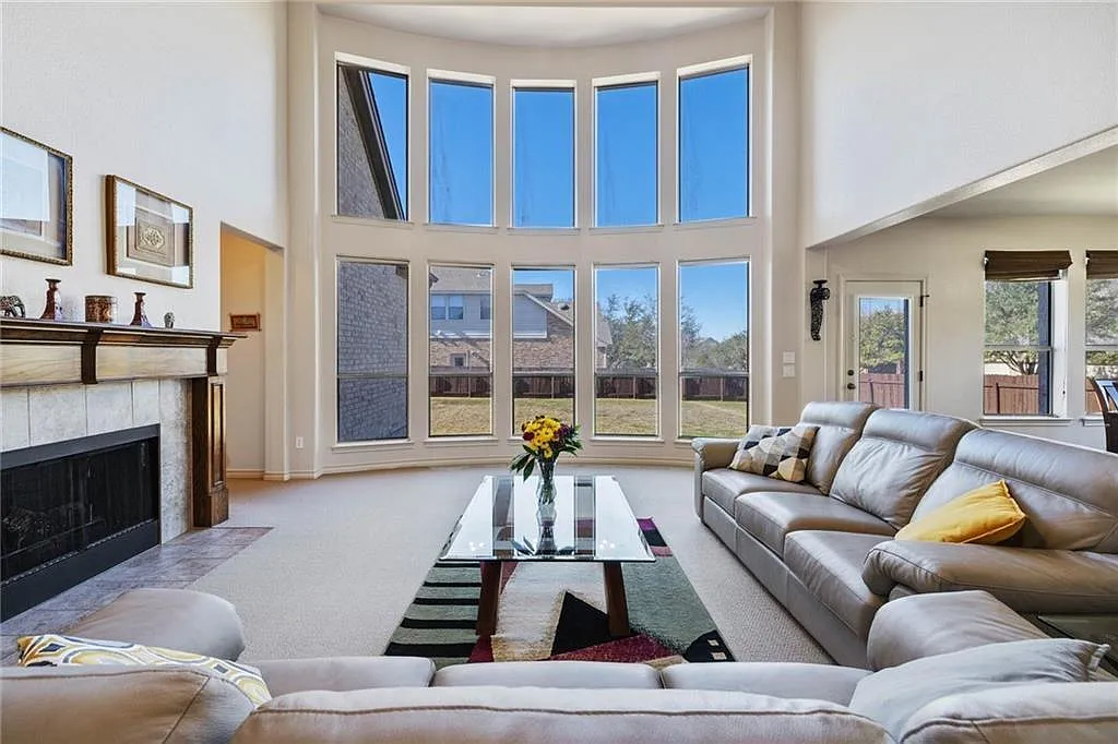 5 bed, 3.5 bath, 3972 sqft, $3,500 — Photo 2