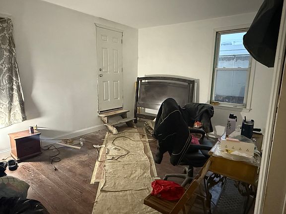 3rd image of 189 City Island Ave Floor 2