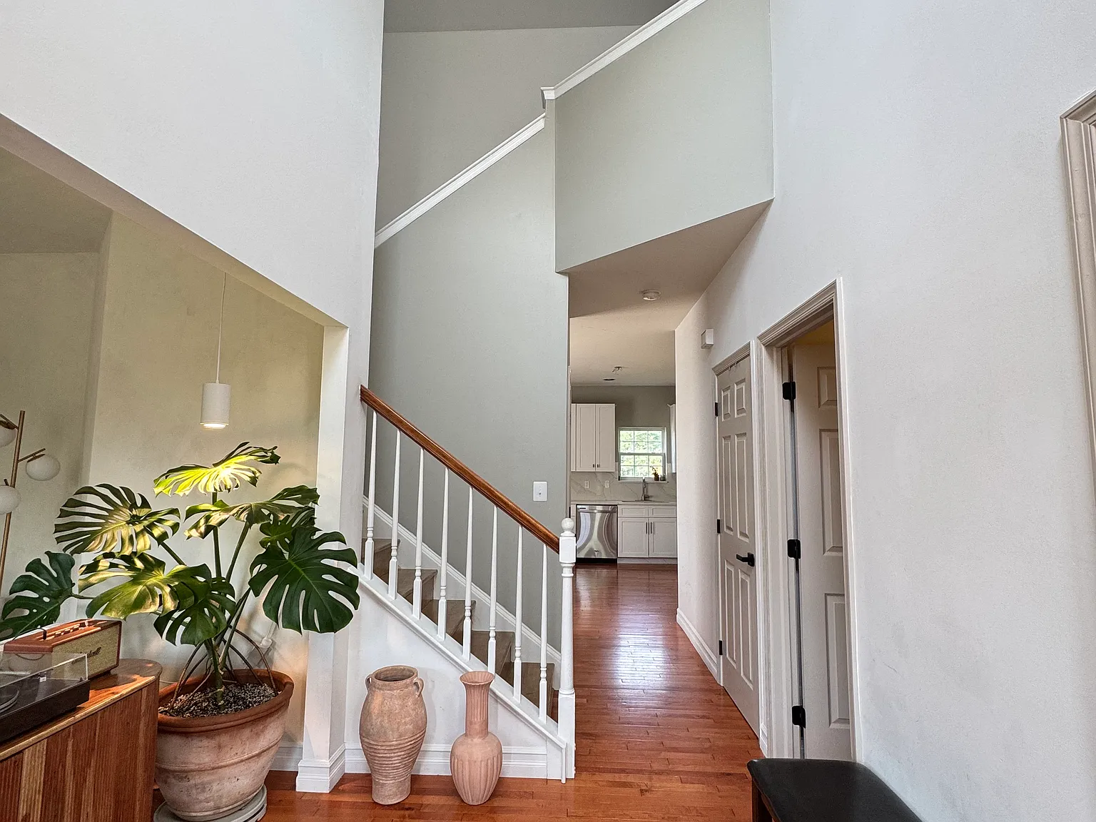 3 bed, 2736 sqft, $3,300 — Photo 4