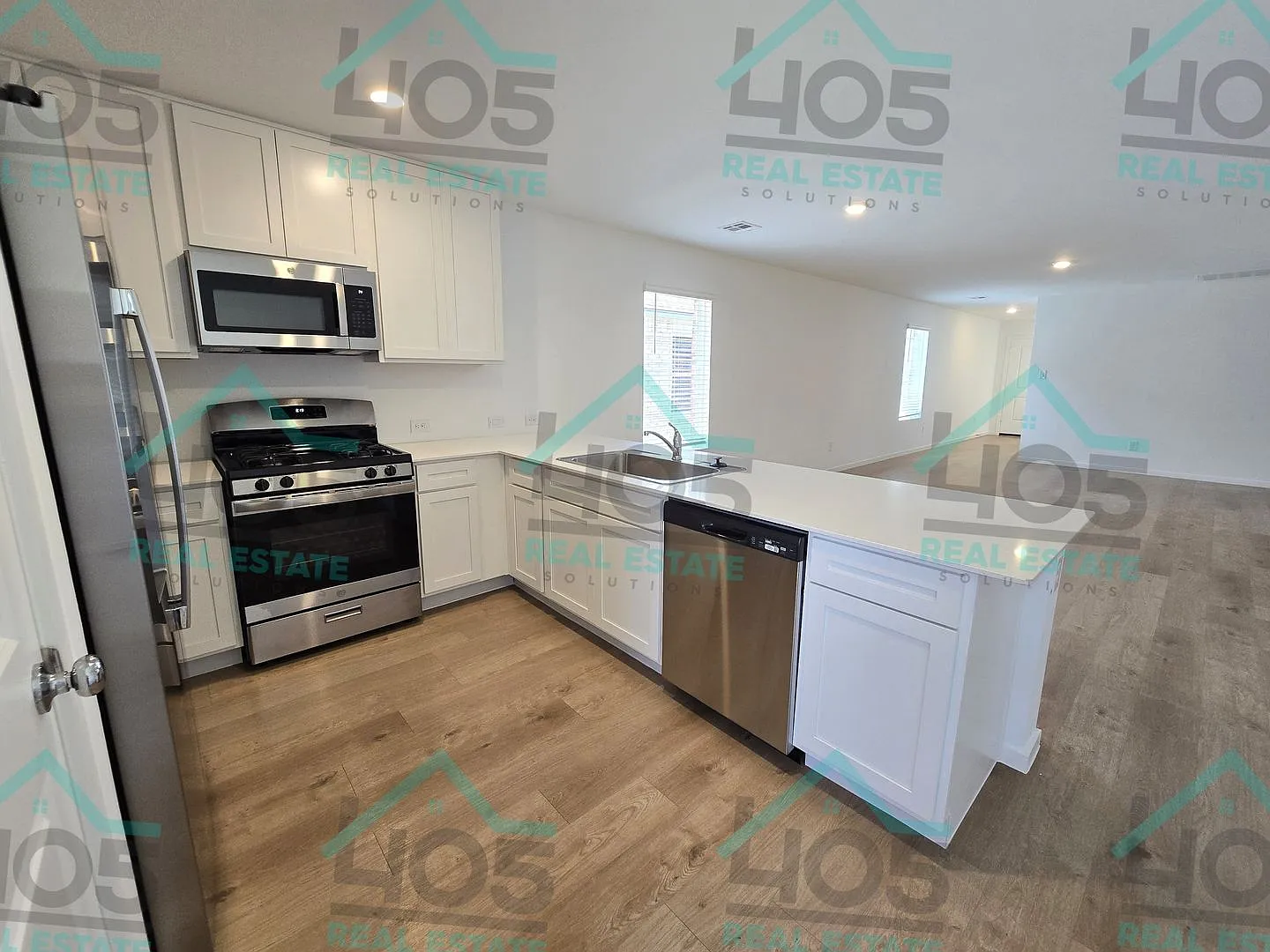 Newly Built 3 Bedroom Rental — Photo 4