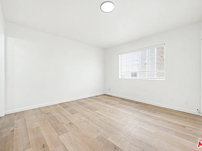 1820 S Barrington Ave #202 — Photo 12