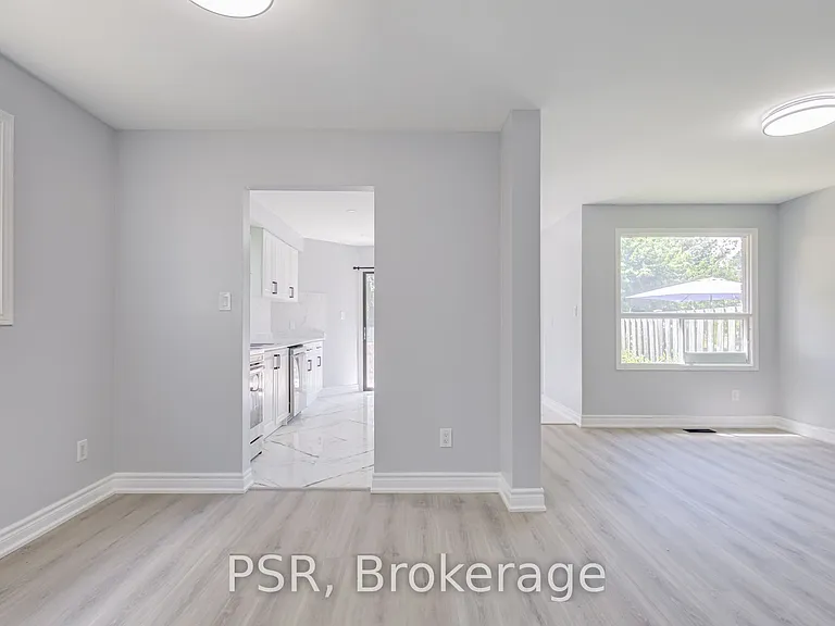 166 Adele Cres — Photo 14