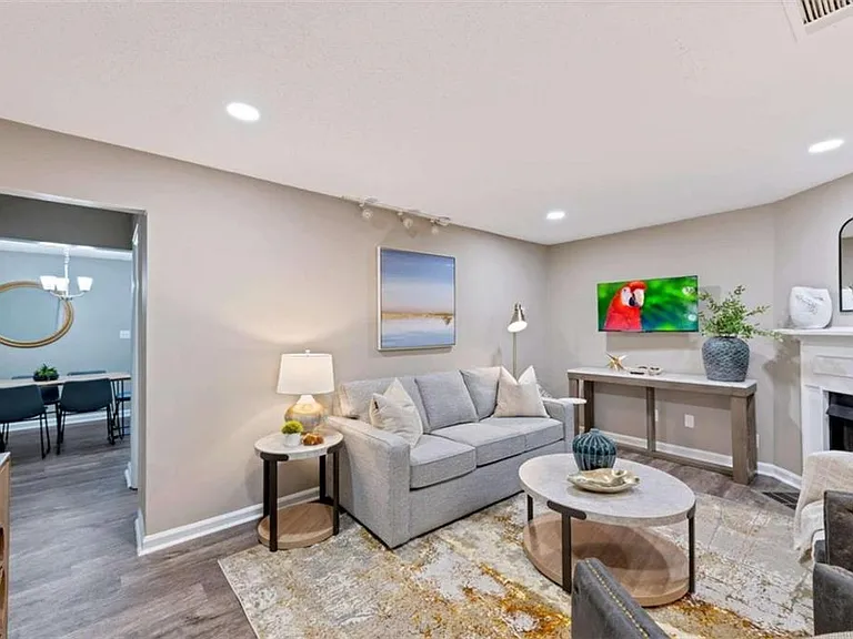 122 Bentley Pkwy — Photo 1